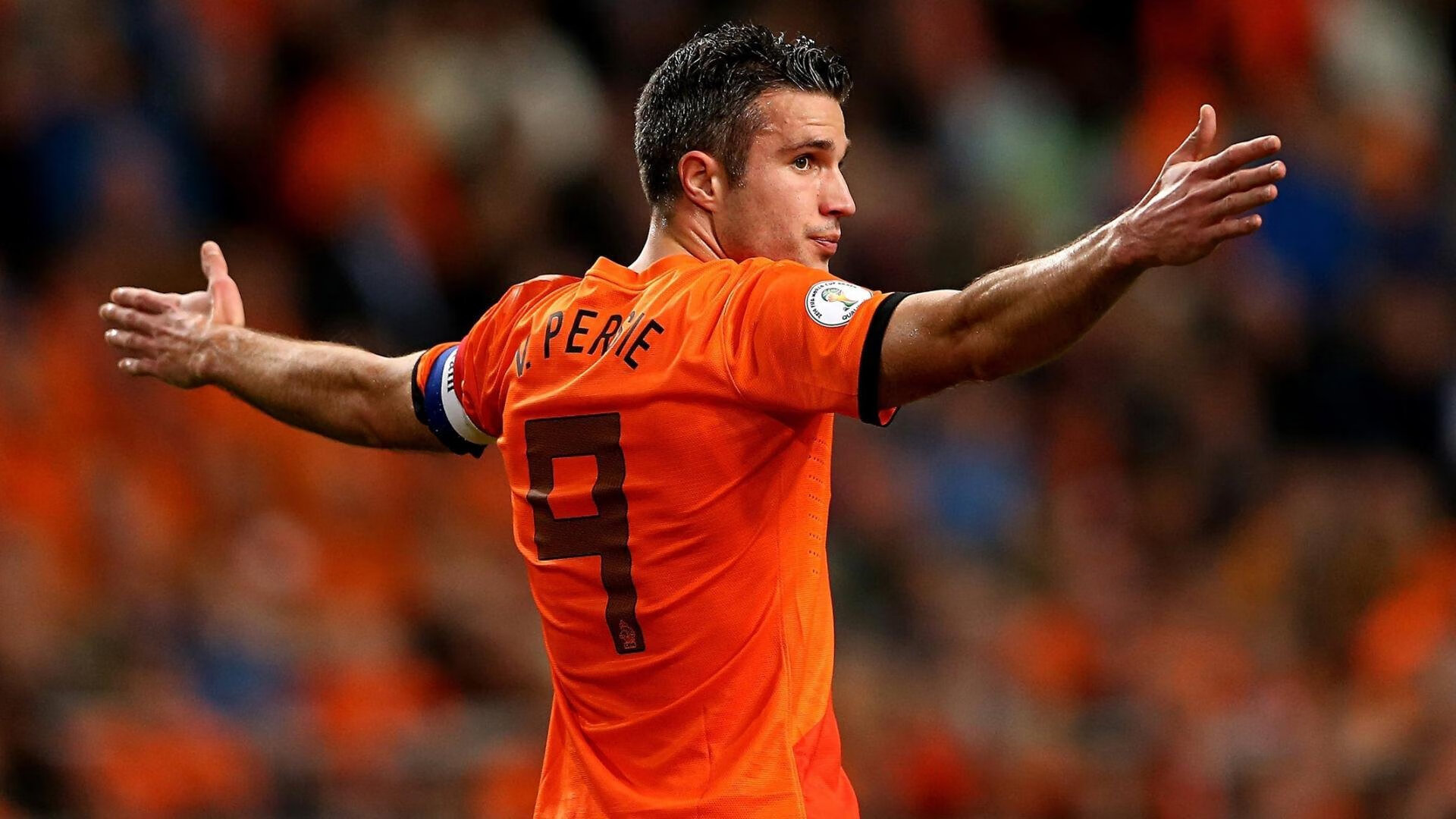 中国举重运动员成功举起关键重量